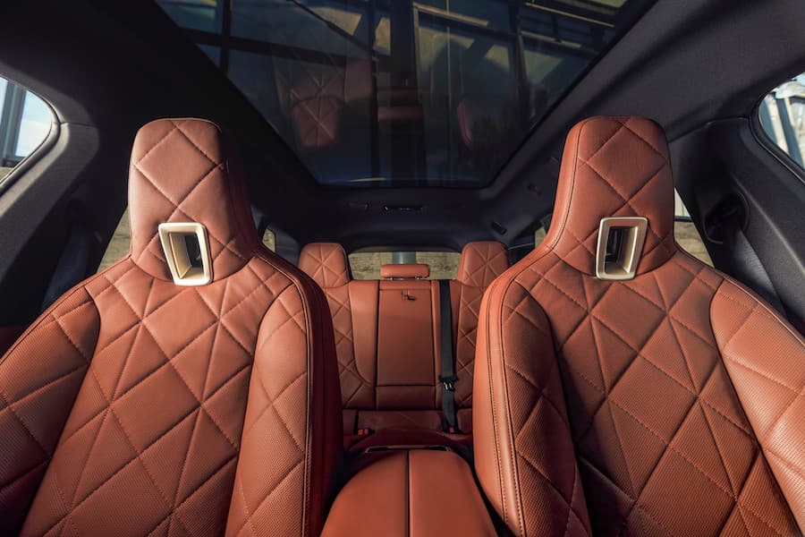 Интерьер BMW iX смотрит в сторону задних сидений