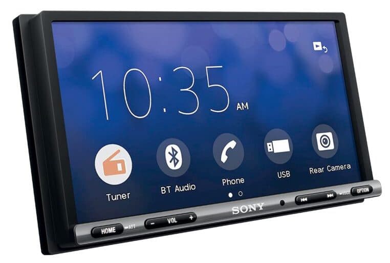Автомобильный ресивер Sony XAV-AX150, передний угол с 6,95-дюймовым дисплеем
