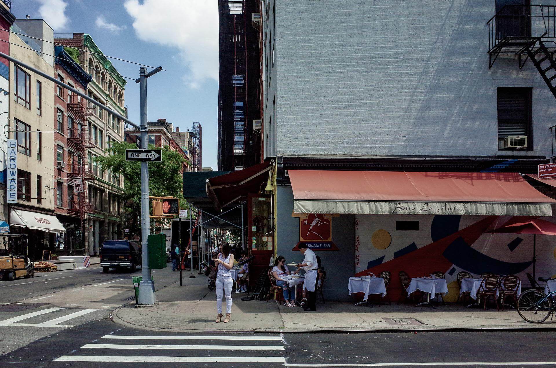 Звуконепроницаемые окна для шумных нью-йоркских обедов на открытом воздухе