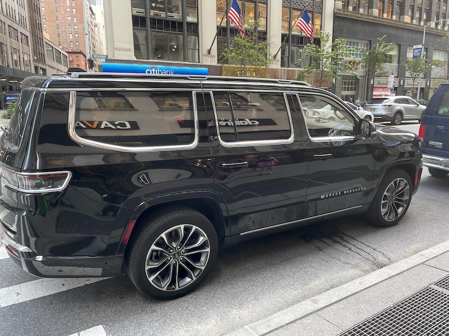 Jeep Grand Wagoneer 2022 года в Нью-Йорке