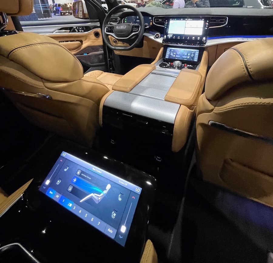 Автомобильная аудиосистема McIntosh MX1375 в Jeep Grand Wagoneer 2022 года, вид с заднего сиденья
